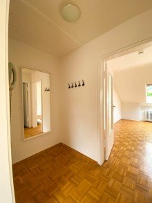 Flur Freundliche 1-Zimmer-Dachgeschosswohnung in zentraler Lage