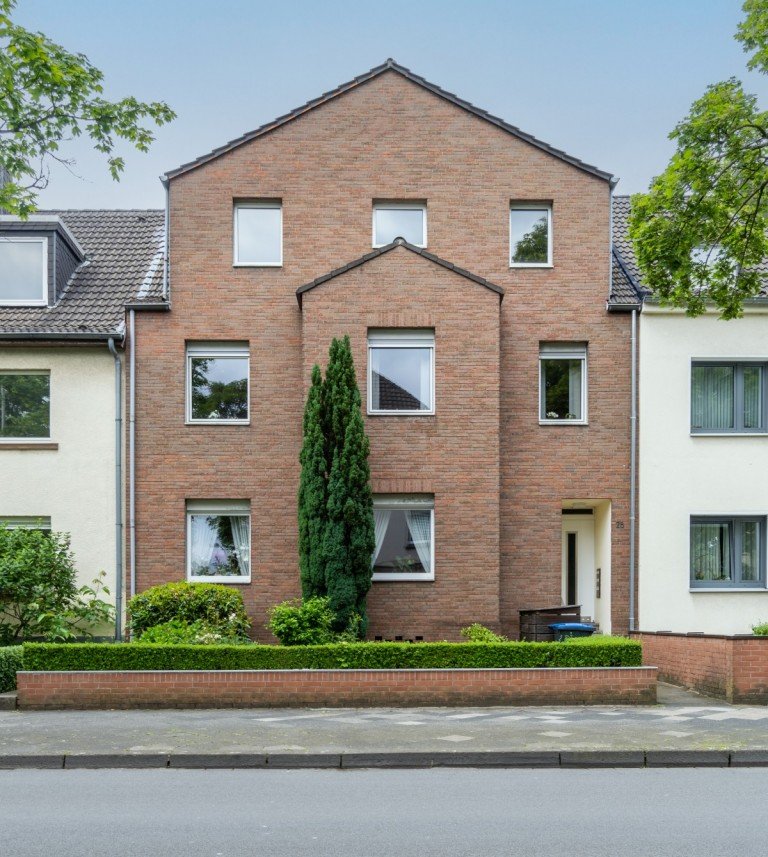 Hausansicht D�sseldorf Mehrfamilienhaus Platz f�r Ihre Ideen.