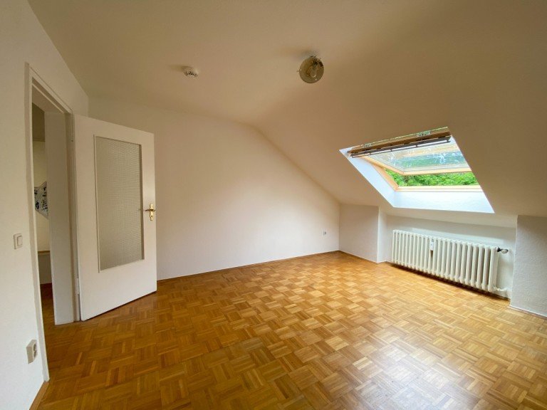 Wohnzimmer/Schlafzimmer D�sseldorf Dachgeschosswohnung Freundliche 1-Zimmer-Dachgeschosswohnung in zentraler Lage