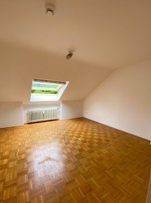 Wohnzimmer/Schlafzimmer Freundliche 1-Zimmer-Dachgeschosswohnung in zentraler Lage