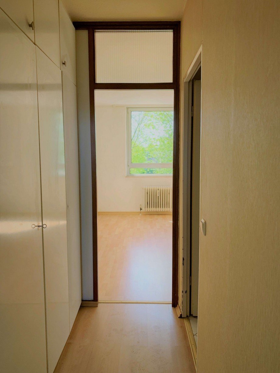 Kleiner Flur mit Einbauschrank Wohnung Monheim