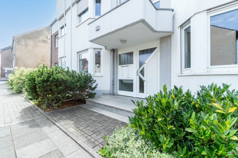 Hauseingang Langenfeld Etagenwohnung Charmant & perfekt aufgeteilt - 3-Zimmer Wohnung in Langenfeld