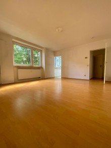 Wohnzimmer Helle 1,5-Zimmer Wohnung mit Potential.