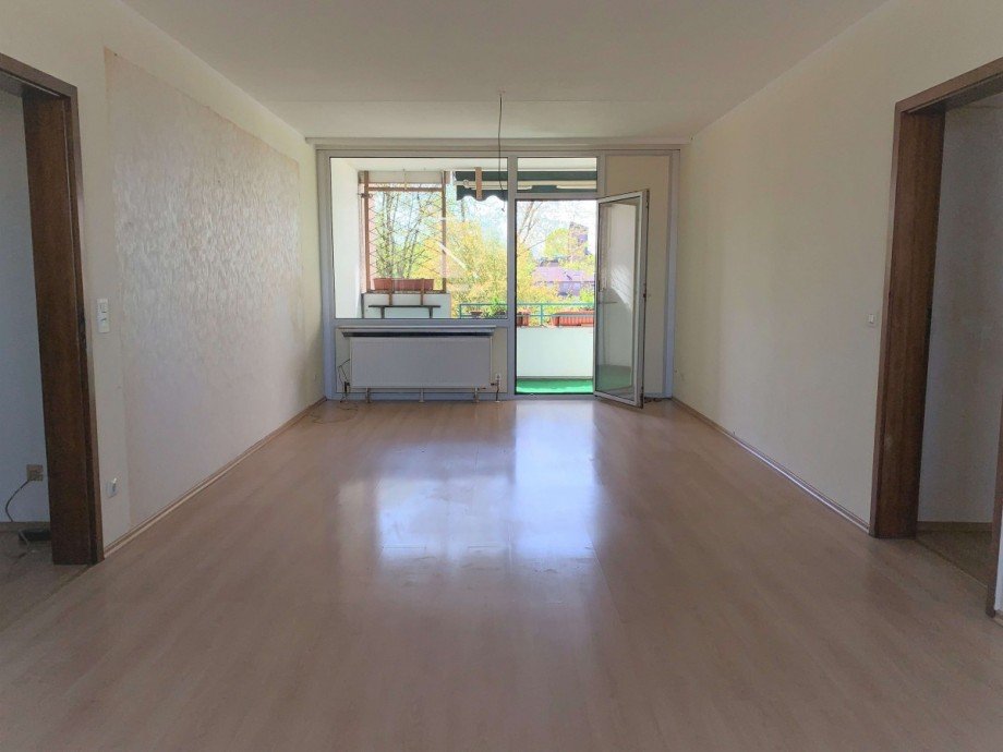 Wohnzimmer mit Blick ins Gr�ne Wohnung Monheim