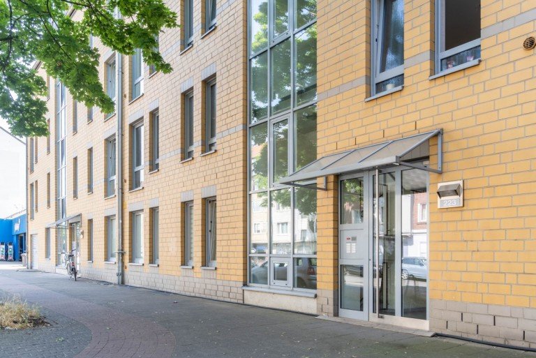 Hausansicht D�sseldorf Etagenwohnung Ziehen Sie doch einfach ein. Ihre gro�z�gige 2-Zimmer-Wohnung wartet bereits auf Sie.