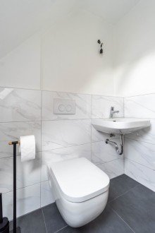 G�ste-WC Eine gro�z�gige 3-Zimmer-Wohnung wartet auf Sie.