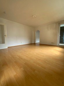 Wohnzimmer Helle 1,5-Zimmer Wohnung mit Potential.