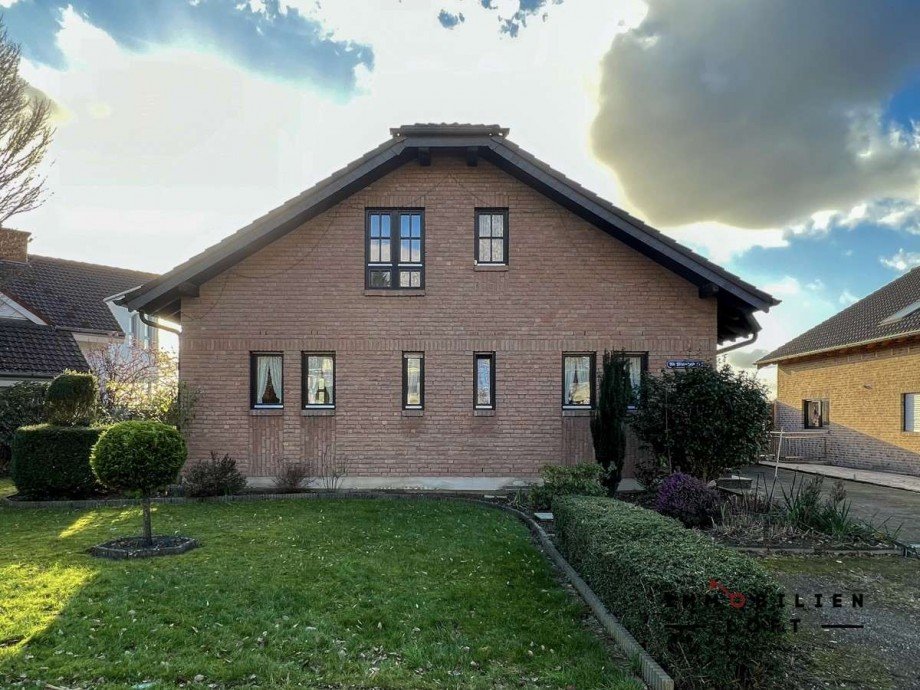 Haus frontal Einfamilienhaus Langenfeld