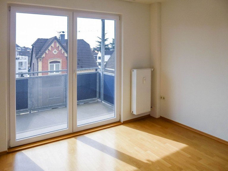Schlafzimmer mit Balkon Langenfeld (Rheinland) Etagenwohnung Vermietete 1-Zimmerwohnung in zentraler Lage